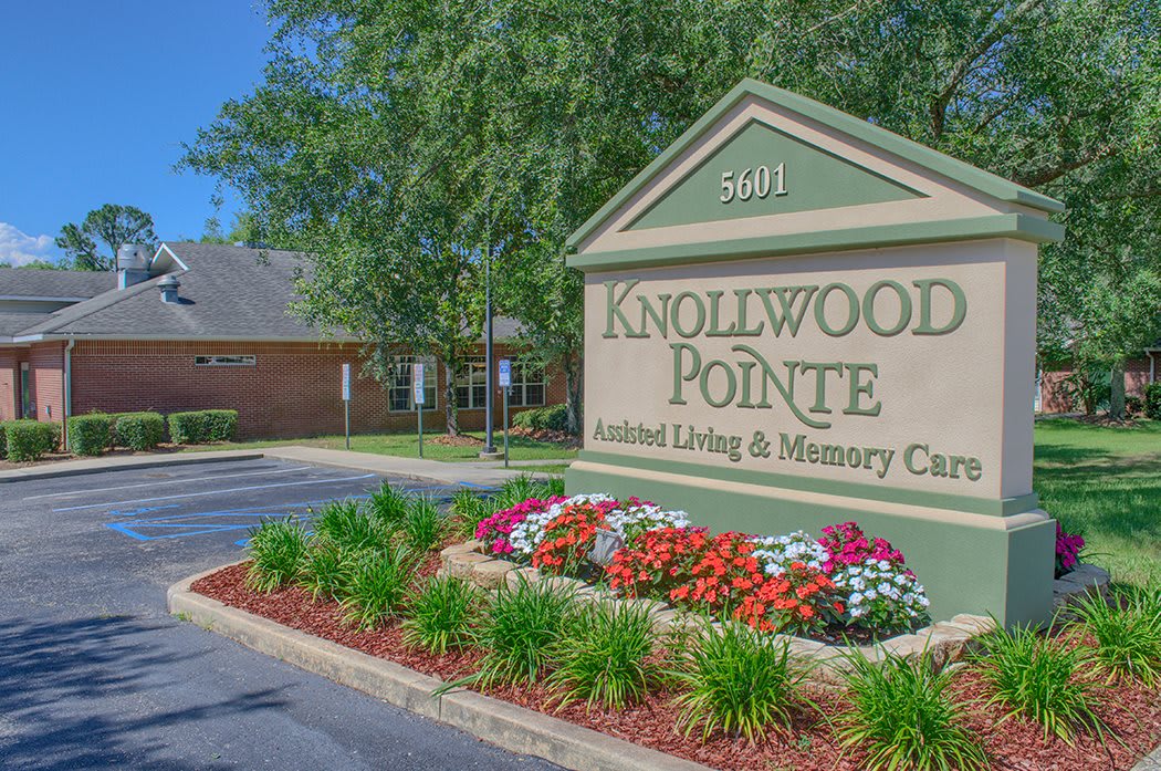 Exterior of Knollwood Pointe community